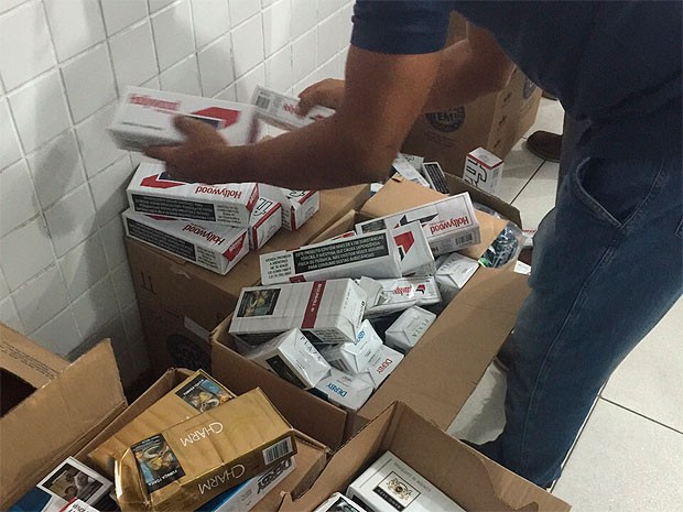 Ao todo, 5.300 caixas de cigarro foram apreendidas (Foto: Divulgação/Polícia Militar)