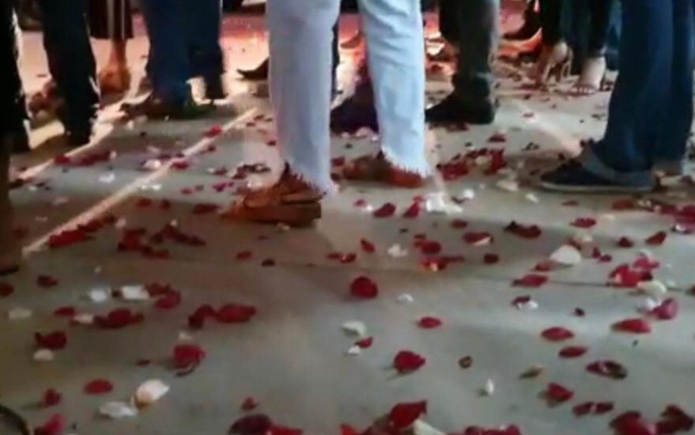 Pétalas ficam espalhadas pelo chão durante homenagem a Maguito Vilela, em Aparecida de Goiânia — Foto: Terciane Fernandes/TV Anhanguera