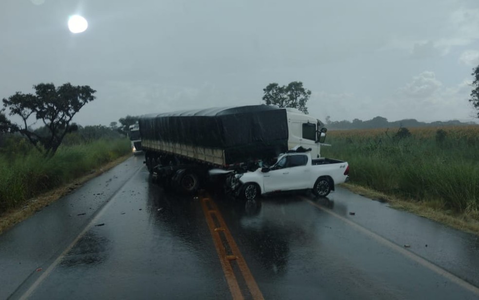 Acidente entre caminhão e caminhonete deixa mortos em Formosa, Goiás — Foto: Divulgação/Polícia Rodoviária Federal