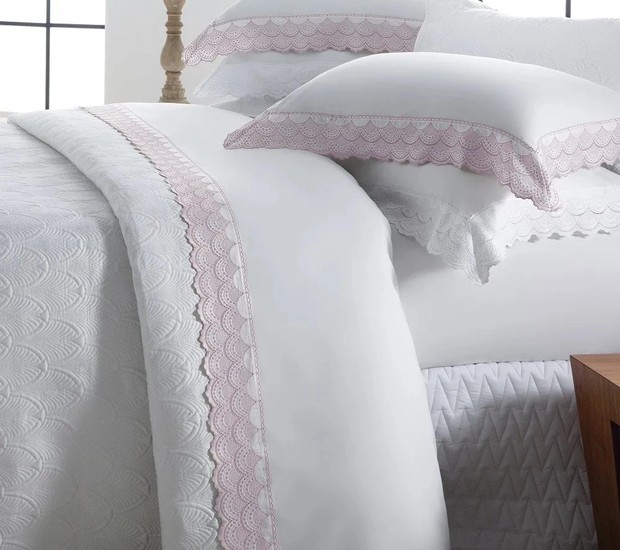 Para quem gosta de um jogo de cama mais refinado para ocasiões especiais, a sugestão são as peças bordadas.  (Foto: Divulgação / Shoptime)