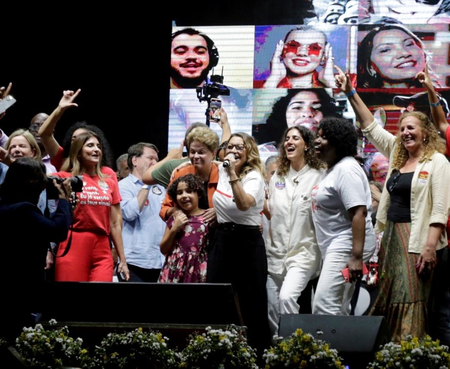 Janja abraçada à Dilma Rousseff no comício de Lula em Nova Iguaçu, na Baixada Fluminense: mulher do petista rebate ironia de Bolsonaro