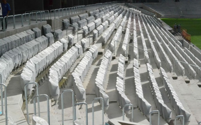 Cadeiras vão sendo fixadas; são dois modelos diferentes (Foto: Divulgação/Site Oficial do Atlético-PR)