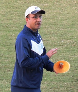 Auxiliar do Avaí, Raul Cabral recebe proposta para treinar Grêmio sub-20