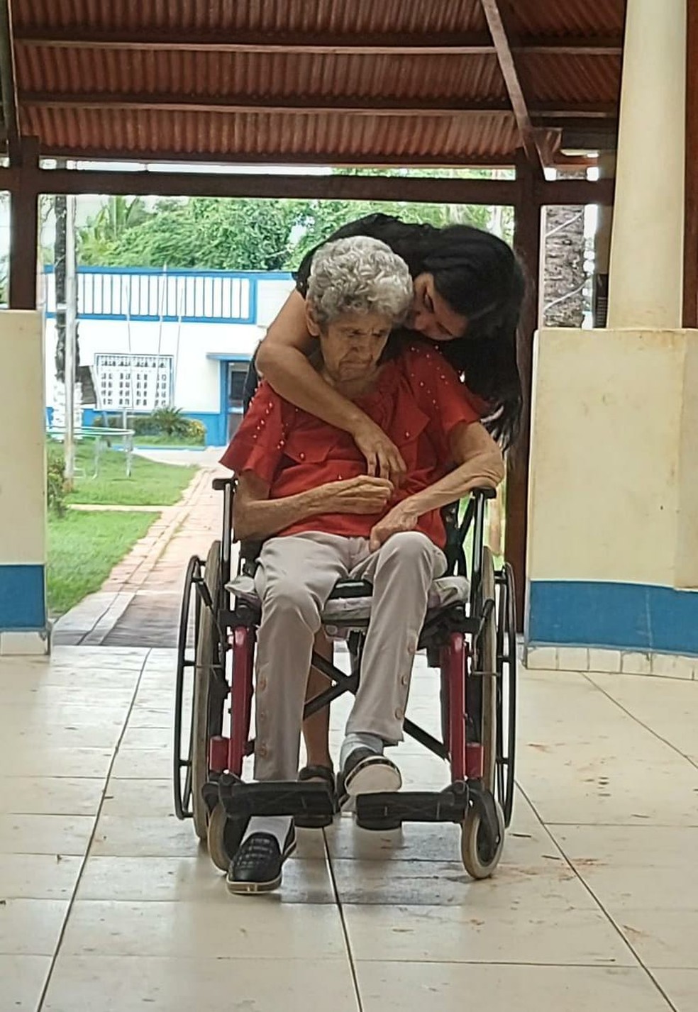 Hulda se emociona ao chegar no coreto em Sena Madureira  — Foto: Arquivo pessoal 