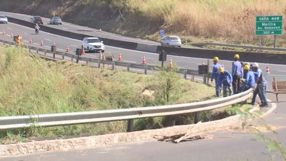 Concessionária faz reparos na alça que liga SP-294 à zona sul de Marília — Foto: TV TEM/Reprodução