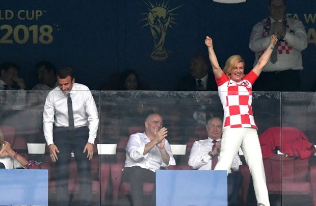 Kolinda Grabar-Kitarović, presidente da Croácia, torce durante a final da Copa do Mundo, ao lado do presidente da França, Emmanuel Macron (Foto: Dan Mullan/Getty Images)