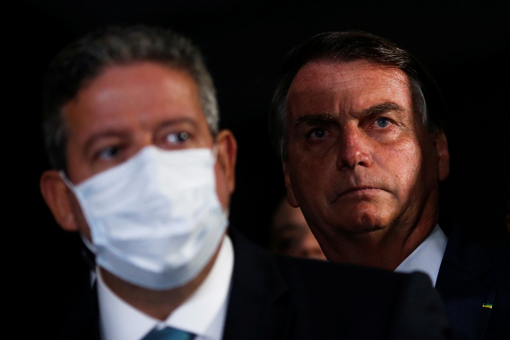 Presidente da Câmara, Arthur Lira, e o presidente Jair Bolsonaro participam de coletiva no Congresso, na terça-feira (23). — Foto: REUTERS/Adriano Machado