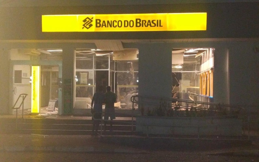 Agência do Banco do Brasil ficou destruída após ataque com explosivos em Conceição do Almeida — Foto: Reprodução/Redes Sociais
