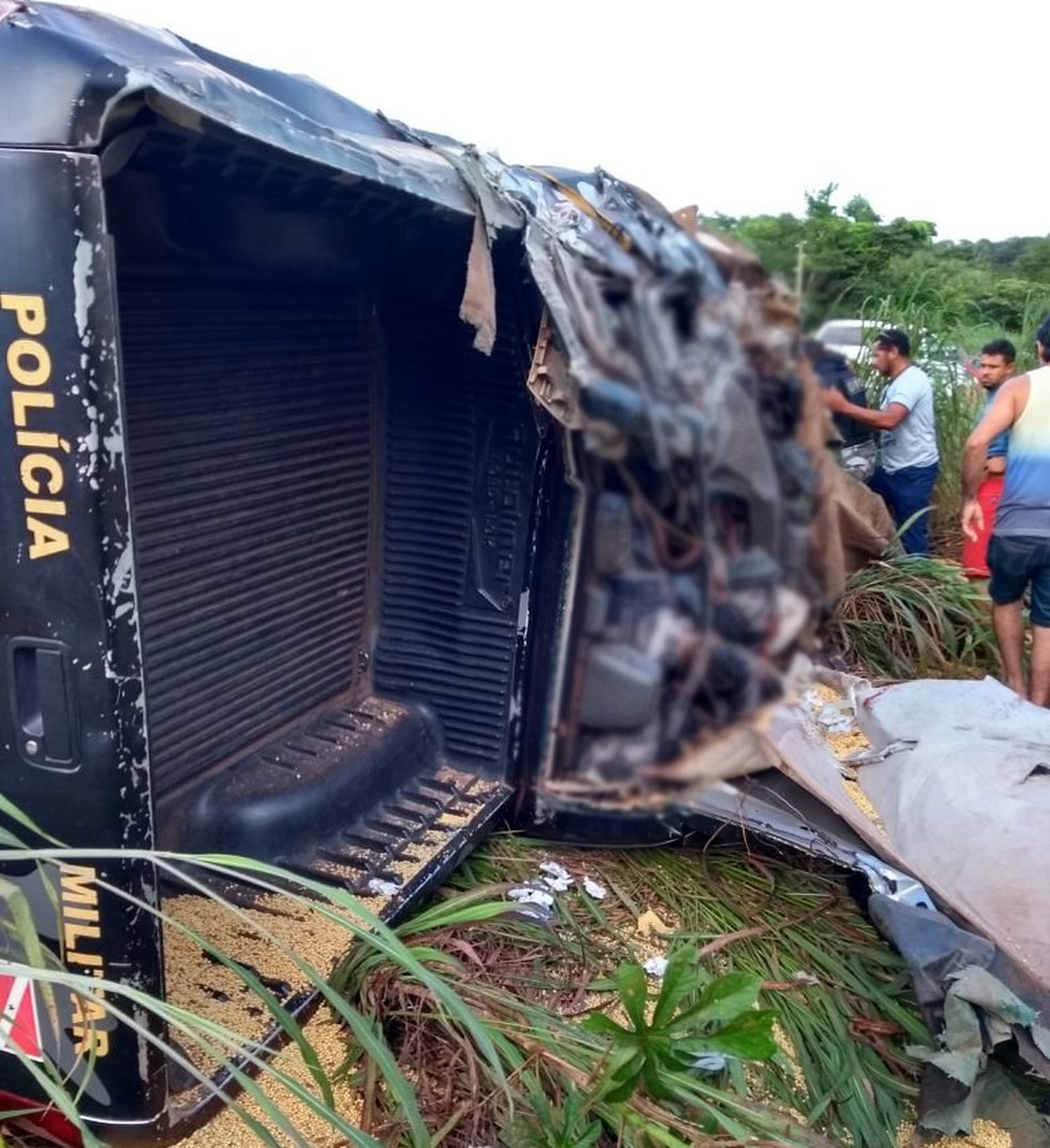 Viatura levava cinco policiais militares. (Foto: DivulgaÃ§Ã£o/ PRE)