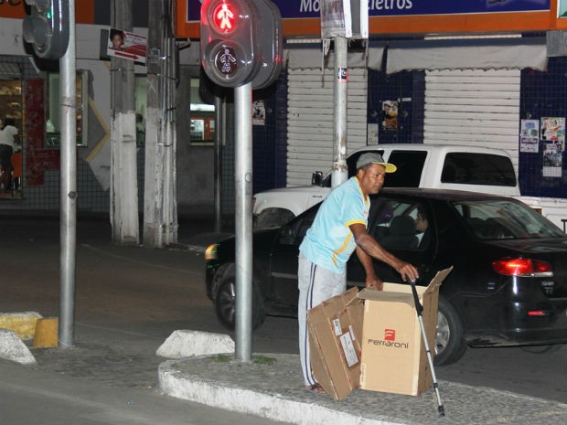 Mesmo com deficîência em uma das pernas, José Carlos mantém coleta (Foto: Raimundo Mascarenhas / Calila Notícias)