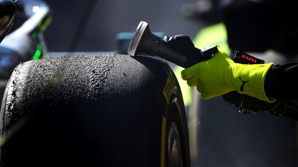 Detalhe dos pneus médios utilizados por George Russell, da Mercedes, na pré-temporada da F1 2022 em Barcelona — Foto: Mario Renzi - Formula 1/Formula 1 via Getty Images