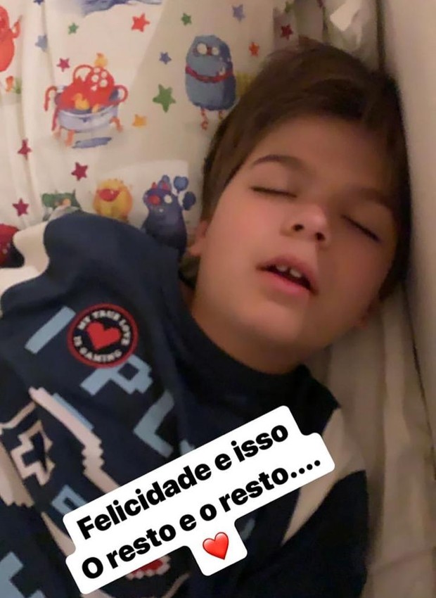 "Felicidade é isso, o resto é resto", comenta Luciana Gimenez em foto do filho mais novo dormindo (Foto: Instagram/ Reprodução)