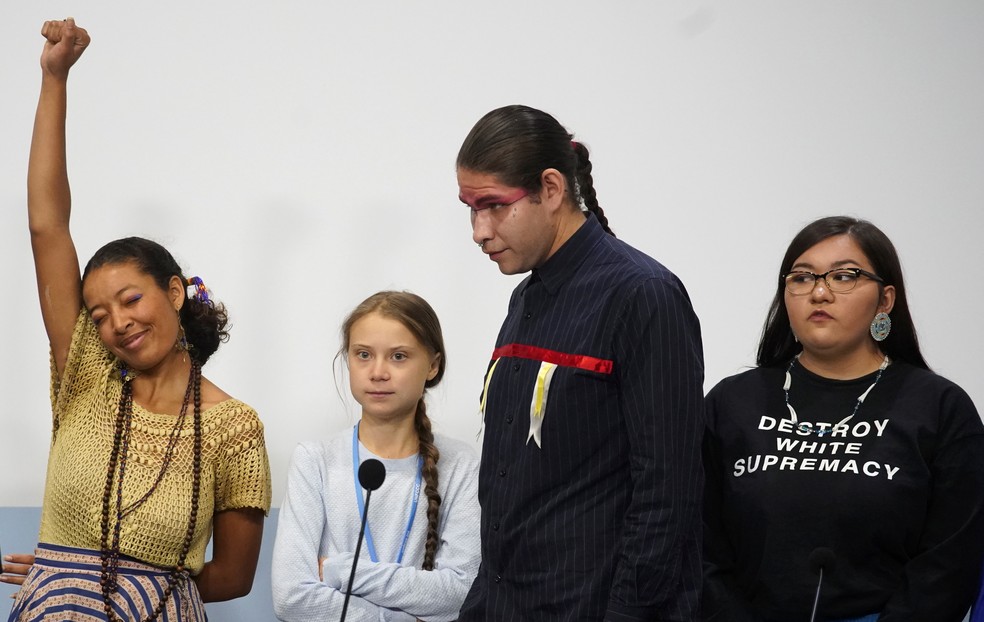 Ativista climática Greta Thunberg em entrevista coletiva durante a COP25, em Madri, ao lado de líderes indígenas — Foto: Juan Medina/Reuters