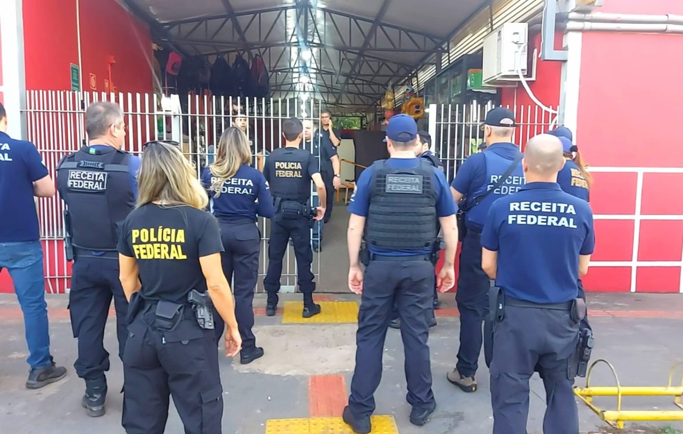 Polícia Federal e Receita Federal cumprem oito mandados de busca e apreensão em um centro de comércio popular em Rondonópolis.  — Foto: Polícia Federal. 
