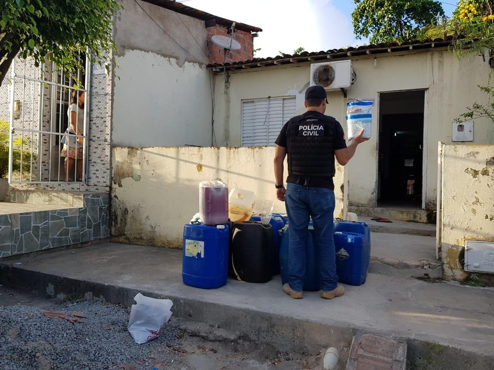 Depósito clandestino de combustível no Trapiche, em Maceió, foi descoberto após denúncias anônimas — Foto: Divulgação/Polícia Civil