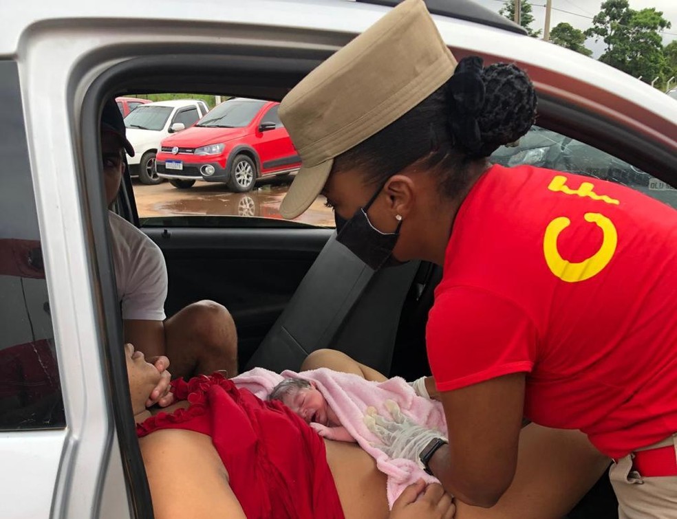 Lorena nasceu bem e foi levada com a mãe pelo Samu para a maternidade de Rio Branco — Foto: Asscom/Corpo de Bombeiros do Acre