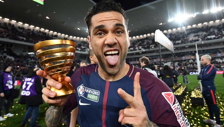 Daniel Alves chega ao 36º título e é o jogador mais vitorioso da atualidade