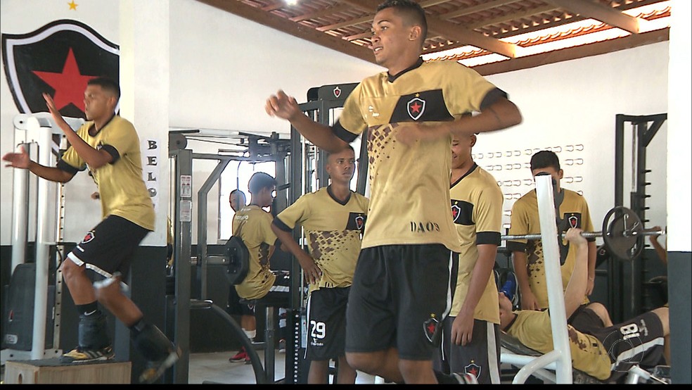 Walber jogou 17 jogos pelo time principal do Botafogo neste ano (Foto: Reprodução / TV Cabo Branco)