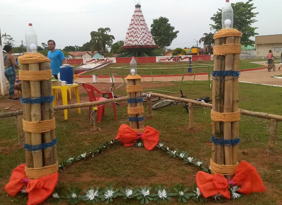 Moradores usam mais de 10 mil garrafas para fazer decoração de Natal em  praça abandonada | Tocantins | G1