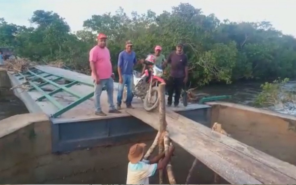 Moradores de Cavalcante improvisam ponte de madeira após chuva derrubar ponte de concreto, em Goiás — Foto: Reprodução/TV Anhanguera