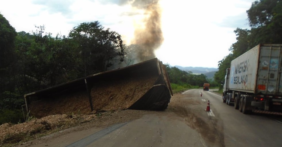 Carreta tombou na BR-364, na Serra de São Vicente — Foto: Reprodução