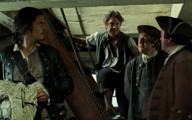 O ator Michael Enright (ao fundo) em cena da franquia Piratas do Caribe (Foto: Reprodução)