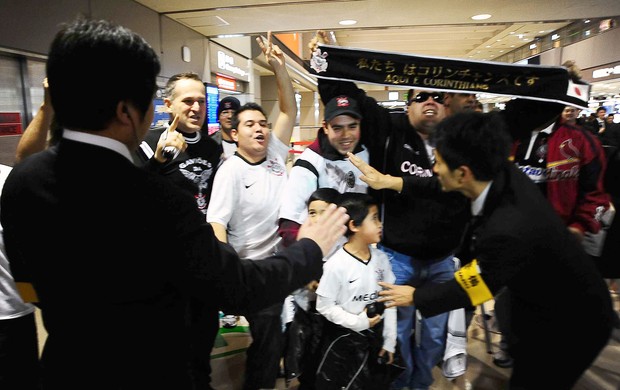 torcida desembarque Corinthians desembarque Japão (Foto: Marcos Ribolli / Globoesporte.com)