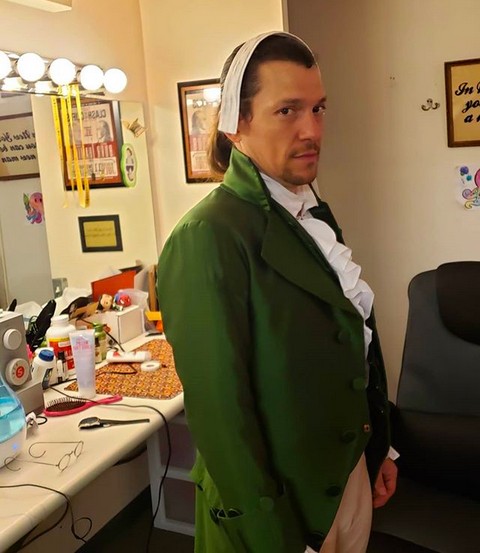 O ator Miguel Cervantes nos bastidores do musical Hamilton (Foto: Instagram)