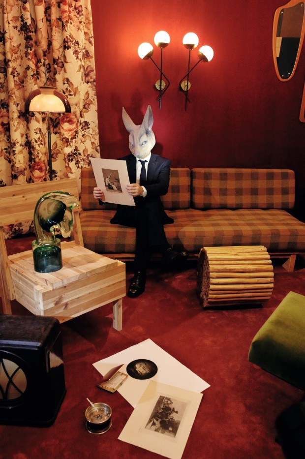 una persona disfrazada de conejo posa en un salon  (Foto: Alfonso Ohnur)