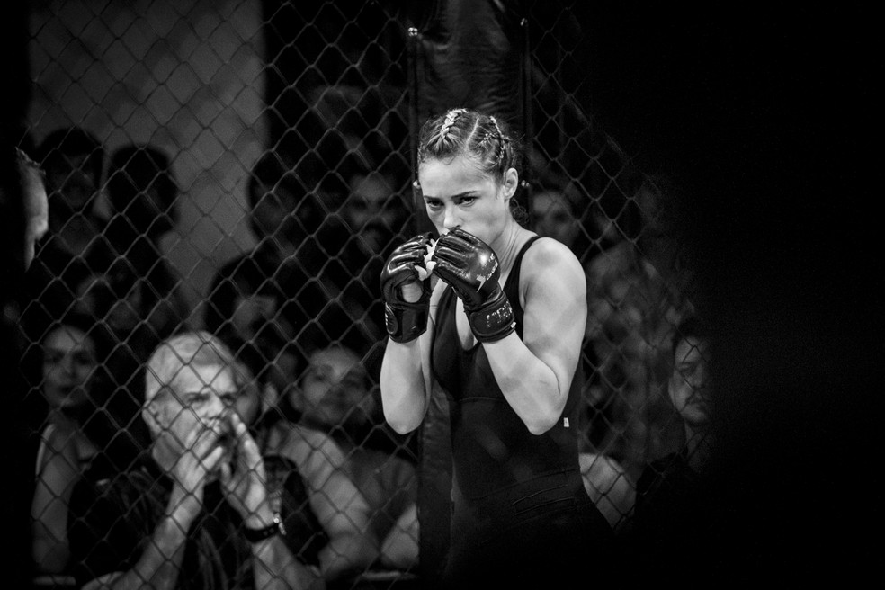 Em 'A Força do Querer', Jeiza (Paolla Oliveira) enfrenta a lutadora Larissa Pacheco no MMA — Foto: Fábio Rocha / Gshow