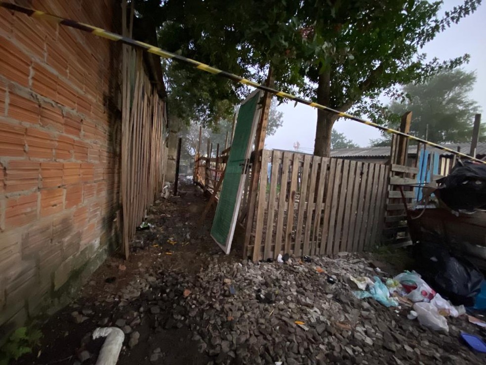 Incêndio causou a morte de três crianças em Porto Alegre — Foto: Matheus Felipe/RBS TV