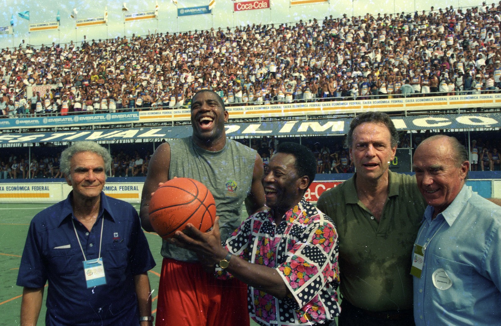 Magic Johnson, jogador de basquete, e Pelé, na praia de Copacabana. As lendas do esporte trocaram Jorge William / Agência O Globo - 05/02/1995