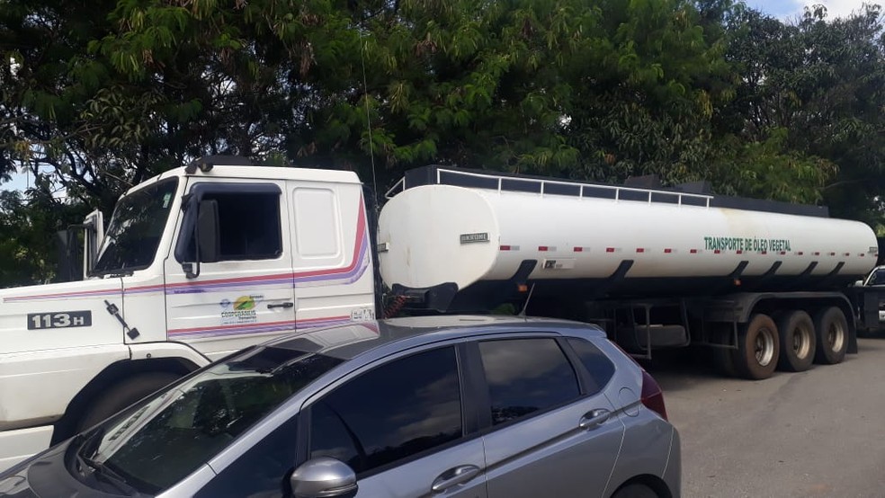 Veículo foi abordado próximo a um posto de combustíveis na rodovia — Foto: Cléber Correia/G1