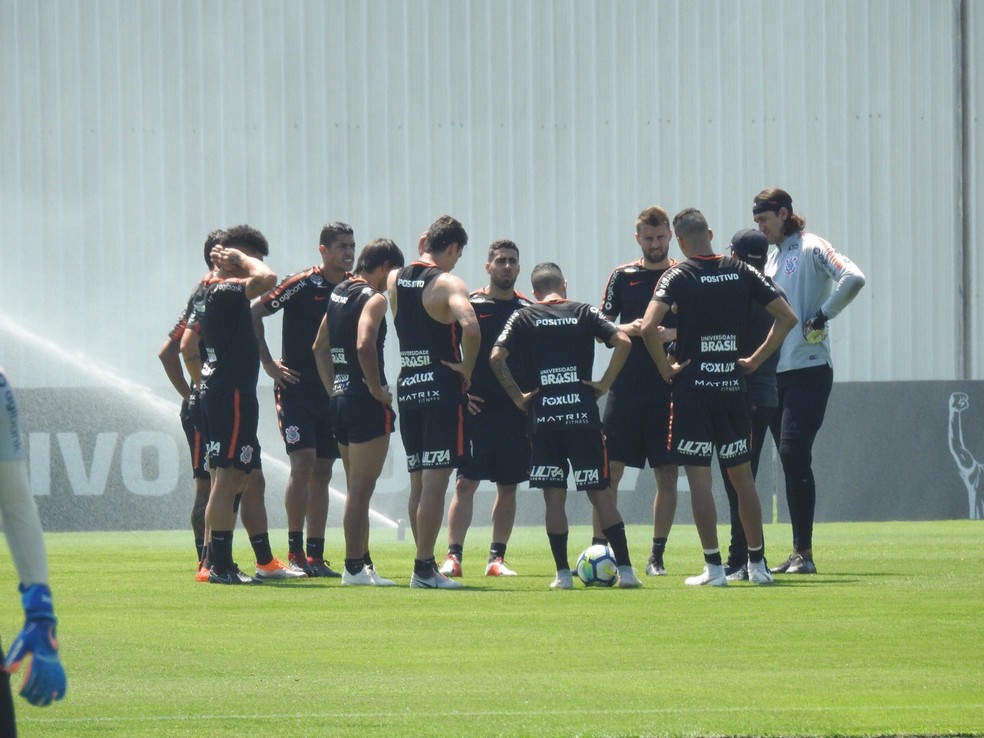 Titulares no treino do Corinthians — Foto: Marcelo Braga