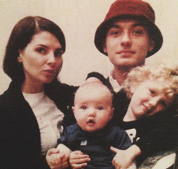 Uma foto de família do ator Jude Law com a filha ainda criança (Foto: Instagram)
