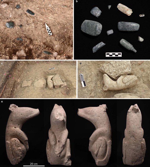 Objetos encontrados durante as escavações na área (Foto: Nature)