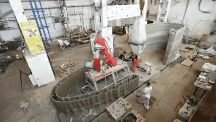 O braço robótico Scoolpt molda o concreto para formar a casa experimental Prvok (Foto: Reprodução/Scoolpt)