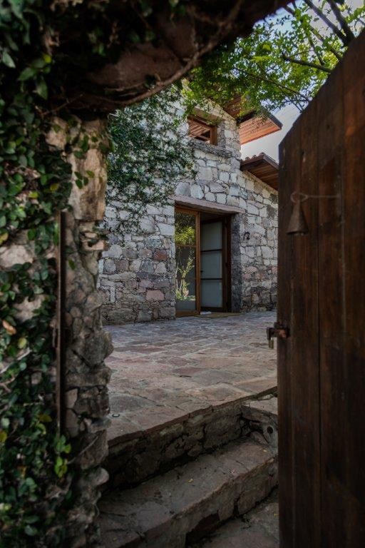 Revestido de pedra, o casarão histórico foi restaurado para abrigar a recepção do hotel (Foto: Gabriela Daltro / Divulgação)