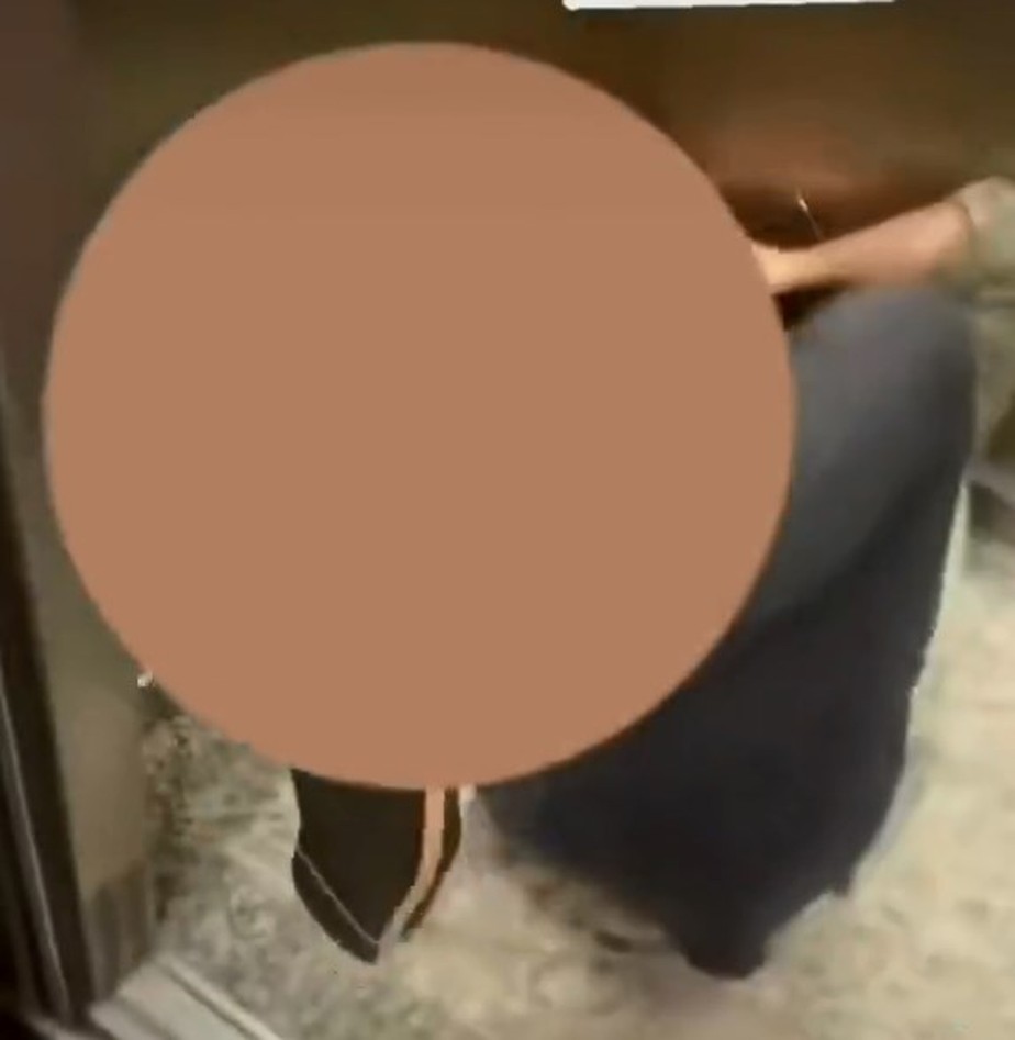 Um dos homens agredido e filmado por barbeiro; vídeos eram publicados em redes sociais