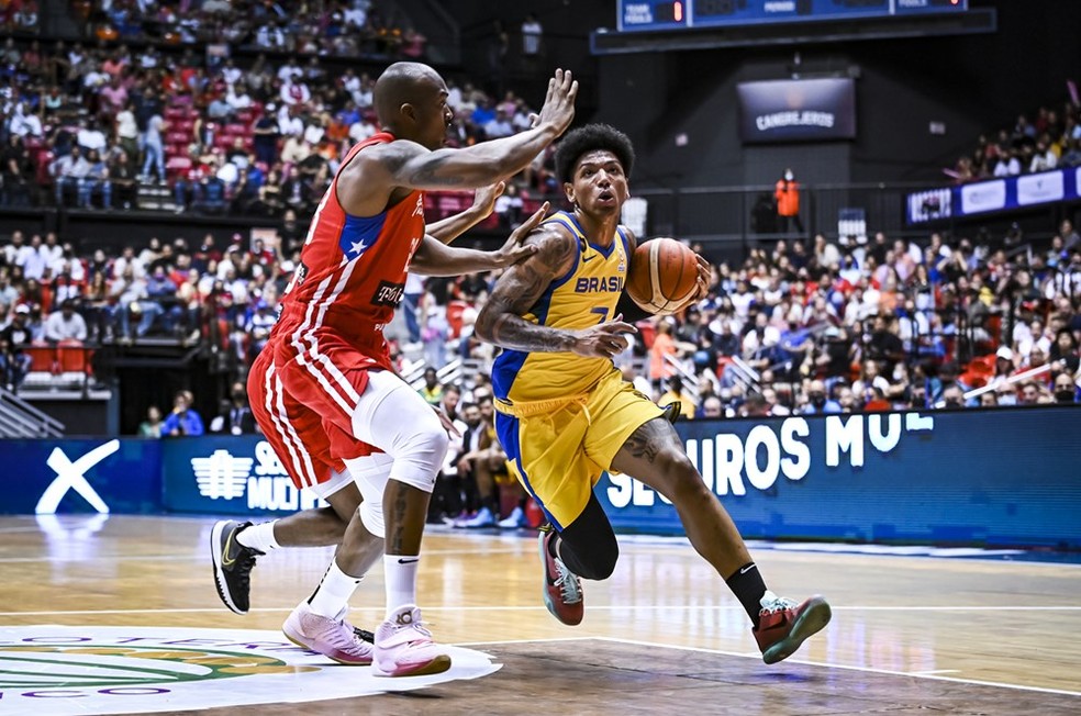 Didi Louzada encara a marcação portorriquenha — Foto: Divulgação/FIBA