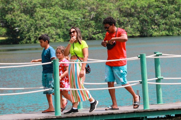 Michel Gomes em pedalinho com a família no Rio (Foto: J.C.P/ Agnews)