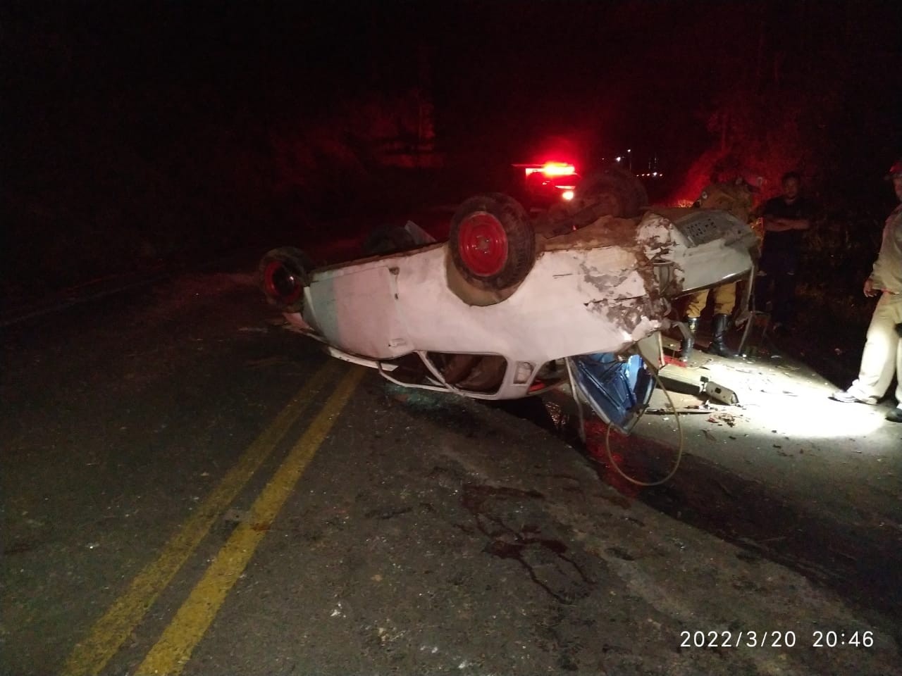 Homem morre e 3 pessoas ficam feridas após carro capotar na PR-340, em Tibagi