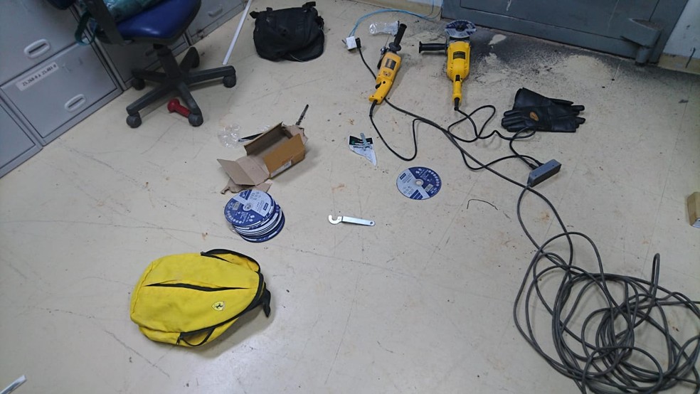 No banco, a polícia encontrou materiais usados para a ação da quadrilha — Foto: PM/Divulgação