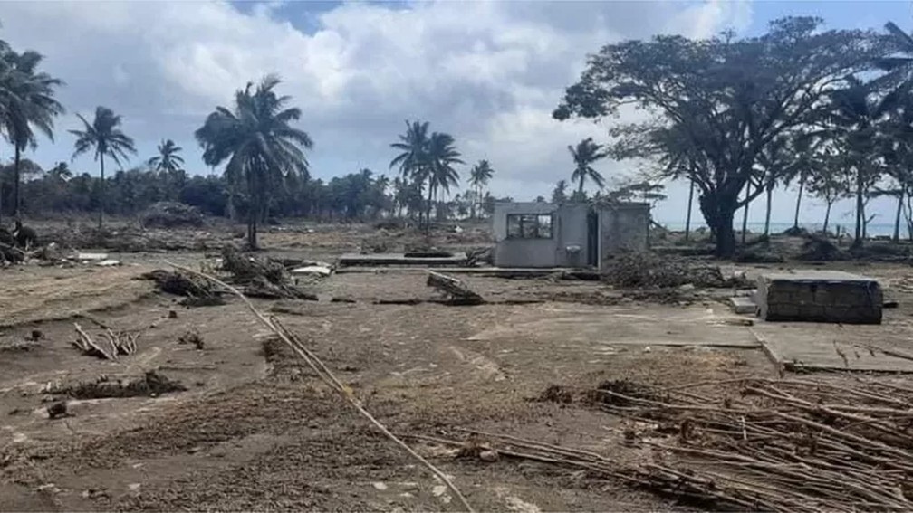 Imagens da costa de Tonga mostram danos a estruturas e árvores após o tsunami — Foto: Consulado do Reino de Tonga via BBC