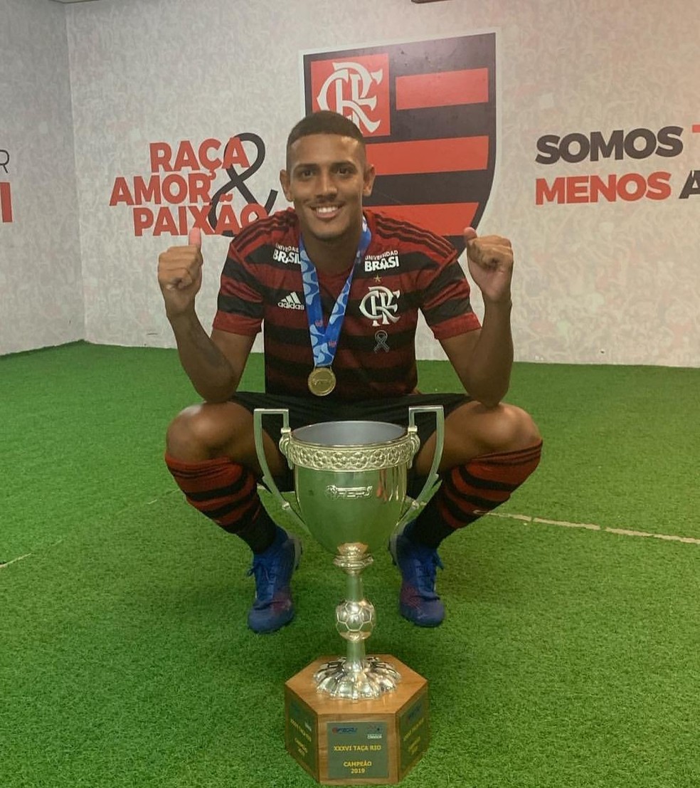 Volante Vinicius comemora a Ta&ccedil;a Rio &mdash; Foto: Divulga&ccedil;&atilde;o