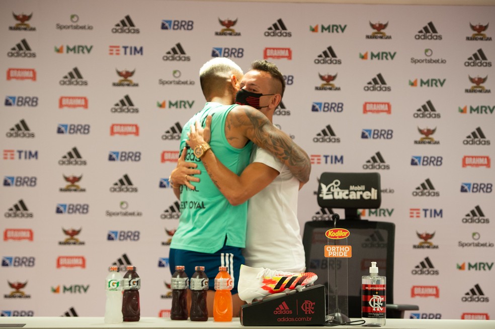 Gabigol abraça Rafinha em sua despedida — Foto: Alexandre Vidal/Flamengo