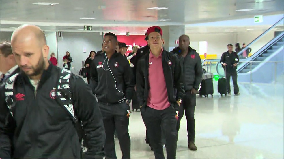 Jogadores estavam no aeroporto de Curitiba. Jogo agora será no dia 13 de setembro (Foto: Reprodução/RPC)