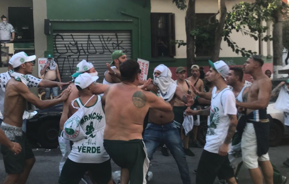 Briga de torcedores do Palmeiras perto do Allianz Parque — Foto: ge.globo
