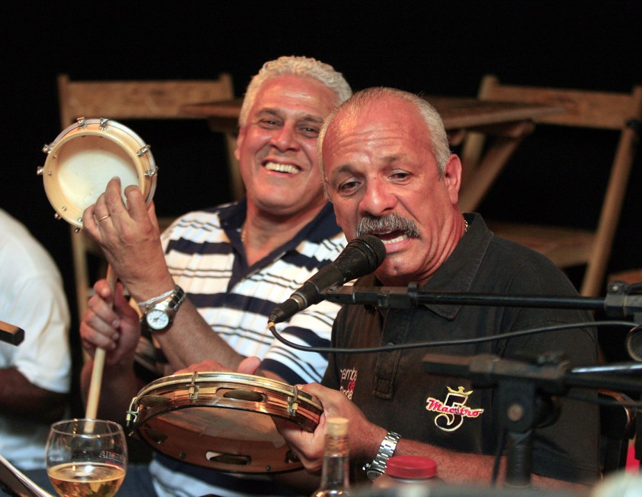 Dinamite e ex-jogador Júnior tocando juntos em roda de samba no bar Bom Sujeito, em 2009