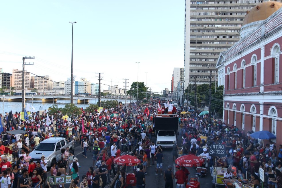 RECIFE, 16h: Concentração do protesto acontece na Rua da Aurora, na tarde desta quinta-feira (30) — Foto: Marlon Costa/Pernambuco Press